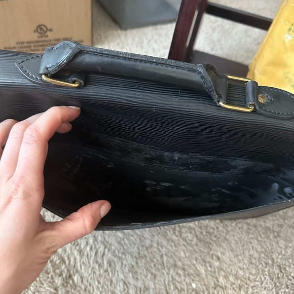 Black Epi LV Briefcase with Handle - Picture 4 of 9